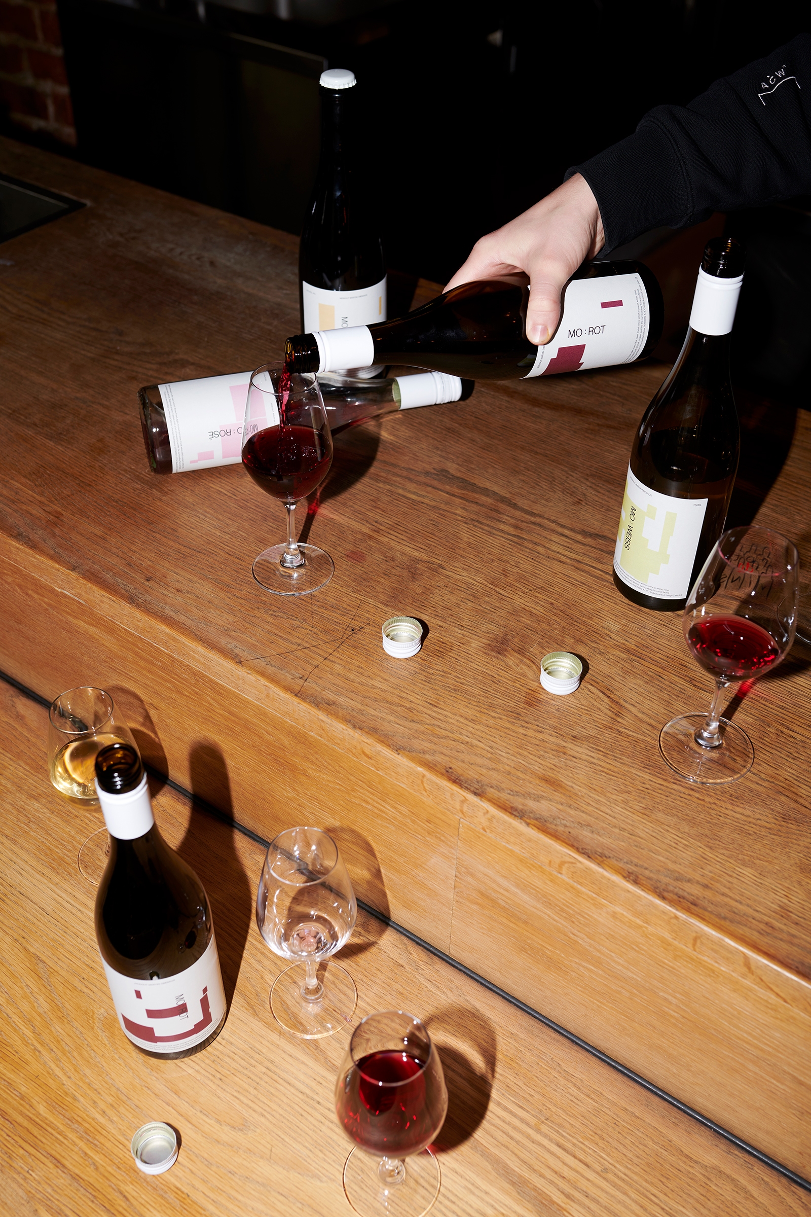 Puring MO:Rot into a wine glass
