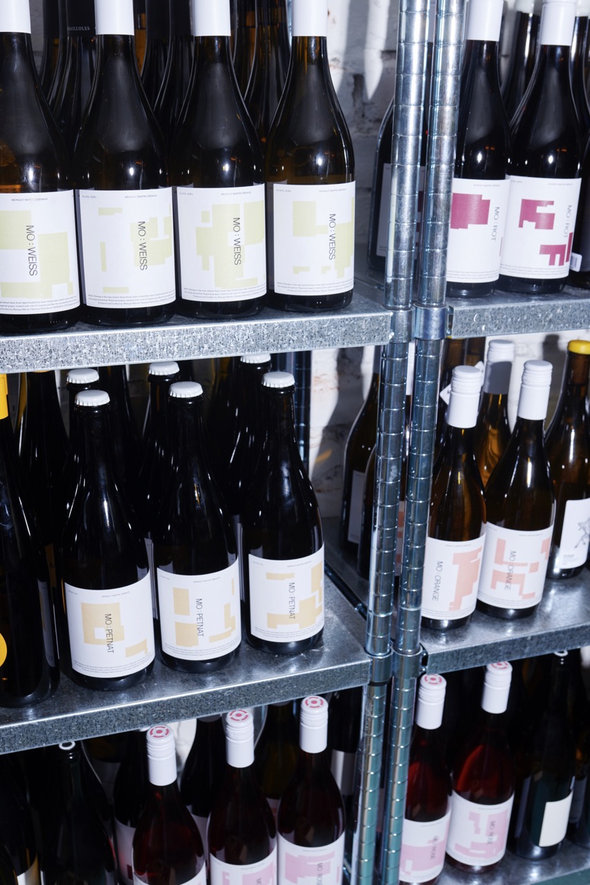 MO:Weiss, MO:Rot, MO:Petnat, MO:Orange, MO:Rosé stocked on a shelf